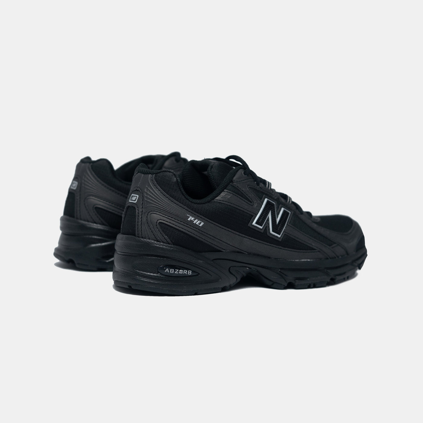 New Balance | 740 { BLACK/BLACK