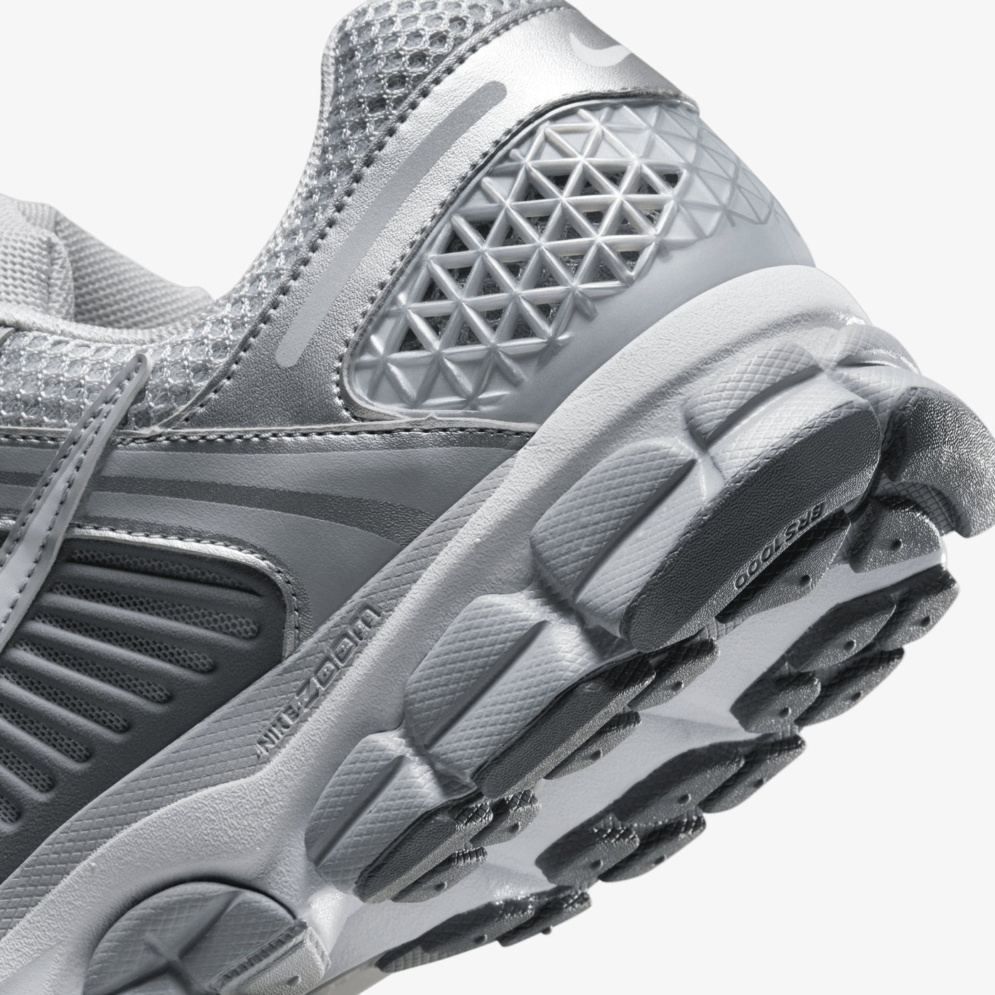 NIKE | ZOOM VOMERO 5 { WOLF GREY/WHITE-METALLIC SILVER