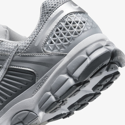 NIKE | ZOOM VOMERO 5 { WOLF GREY/WHITE-METALLIC SILVER