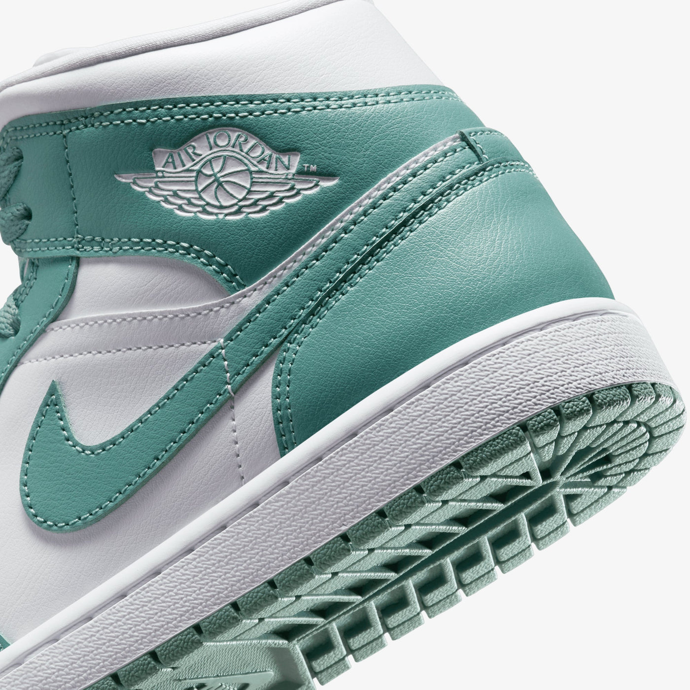 JORDAN | AIR JORDAN 1 MID { WHITE/CANNON