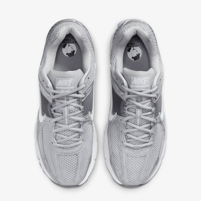 NIKE | ZOOM VOMERO 5 { WOLF GREY/WHITE-METALLIC SILVER