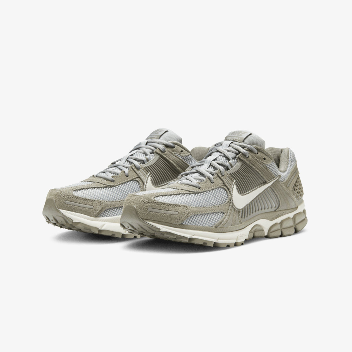 NIKE | ZOOM VOMERO 5 { DARK STUCCO/PHANTOM-LT SMOKE GREY