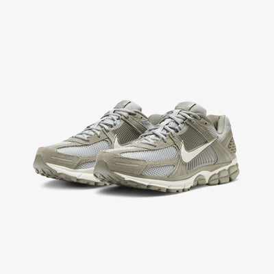 NIKE | ZOOM VOMERO 5 { DARK STUCCO/PHANTOM-LT SMOKE GREY