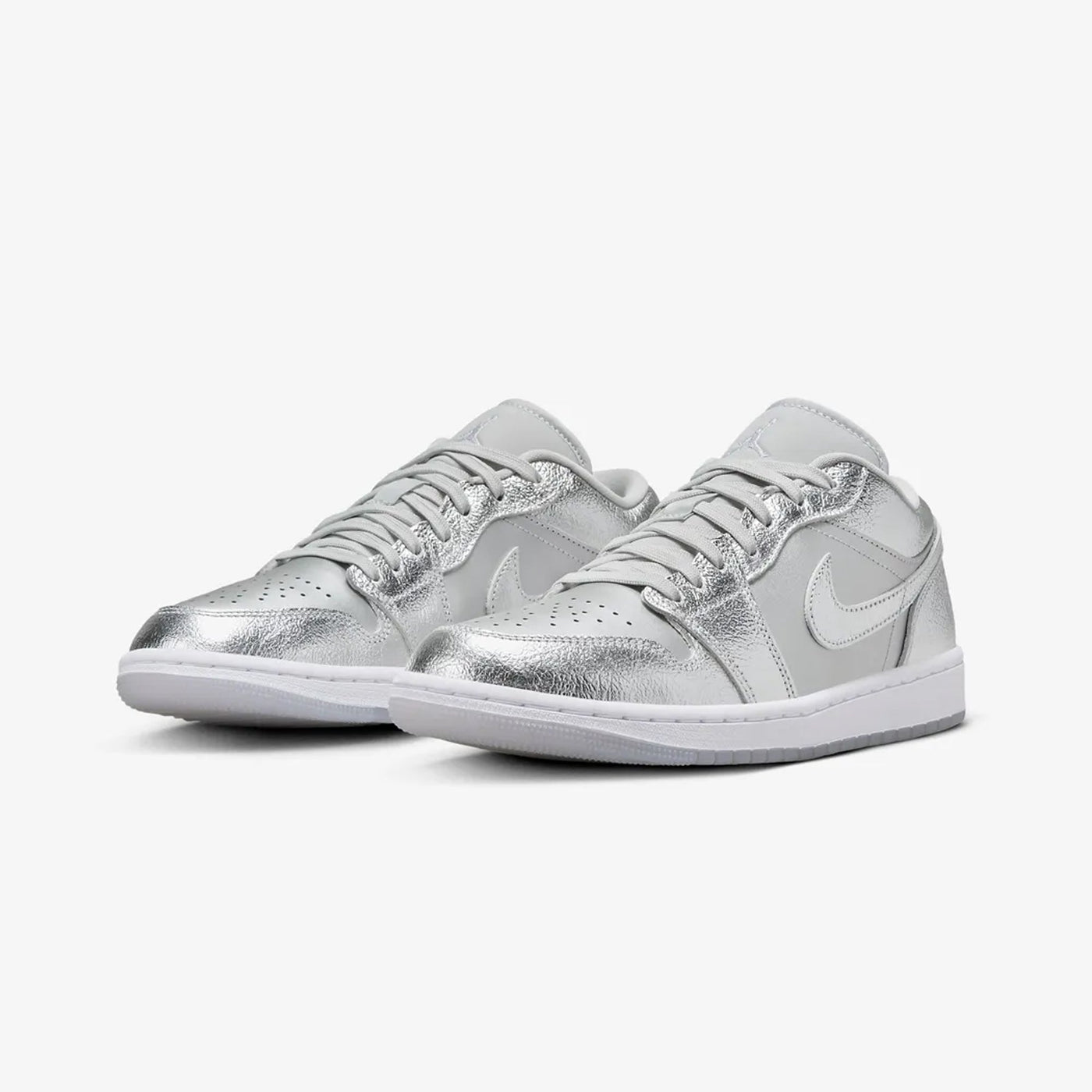 Jordan | AIR JORDAN 1 LOW SE  { METALLIC SILVER/PHOTON DUST-WOLF GREY