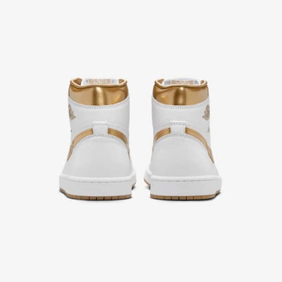 Jordan | AIR JORDAN 1 RETRO HIGH OG  { WHITE/METALLIC GOLD-GUM LIGHT BROWN