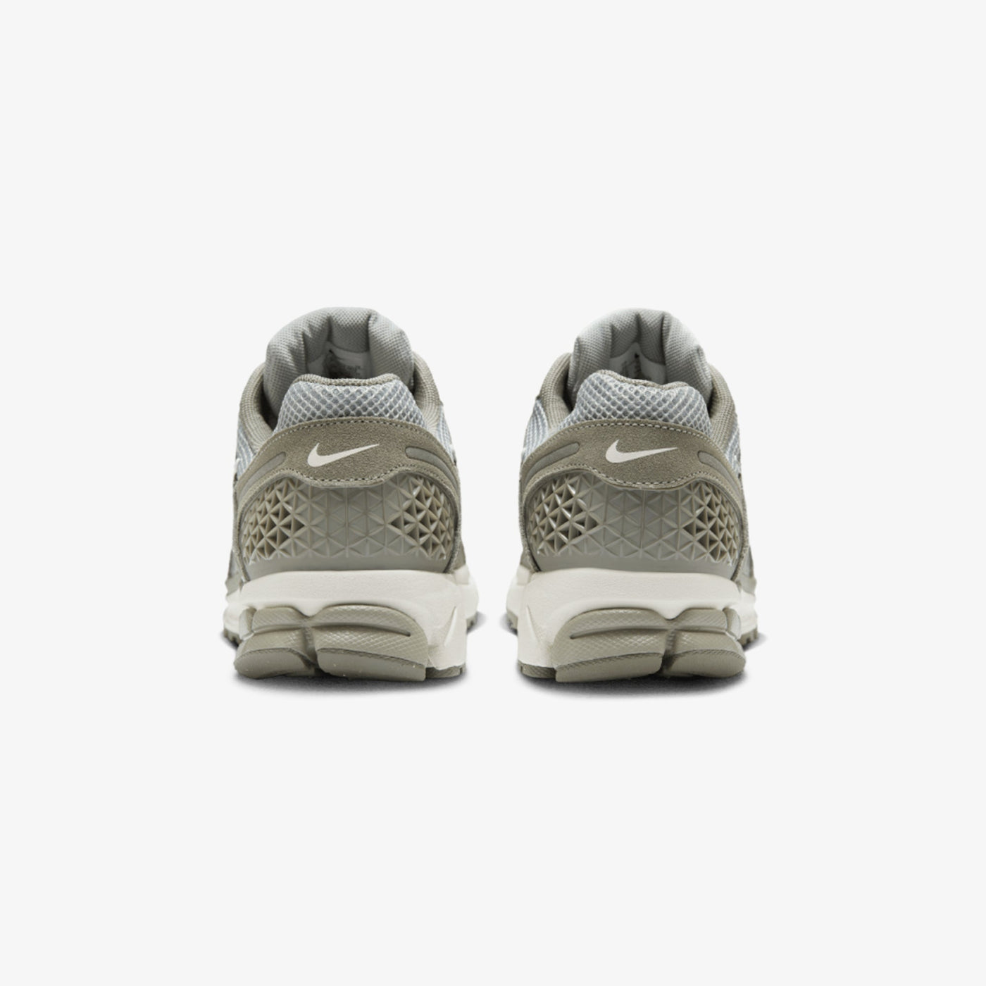 NIKE | ZOOM VOMERO 5 { DARK STUCCO/PHANTOM-LT SMOKE GREY