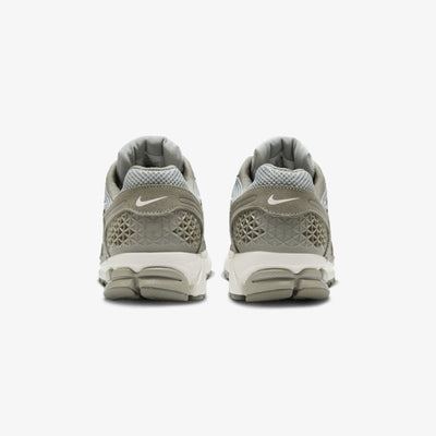 NIKE | ZOOM VOMERO 5 { DARK STUCCO/PHANTOM-LT SMOKE GREY