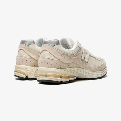 New Balance | 2002R { CREAM/WHITE