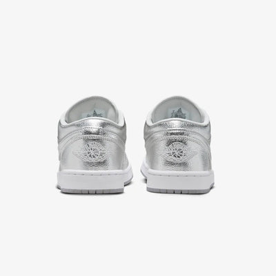 Jordan | AIR JORDAN 1 LOW SE  { METALLIC SILVER/PHOTON DUST-WOLF GREY