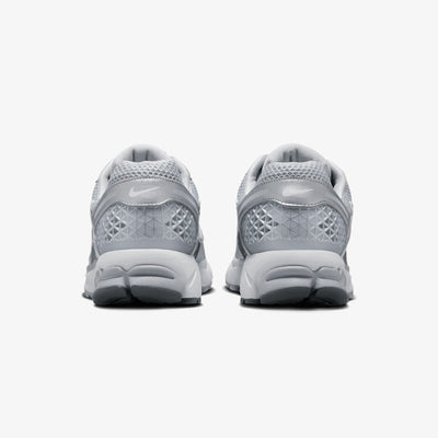 NIKE | ZOOM VOMERO 5 { WOLF GREY/WHITE-METALLIC SILVER