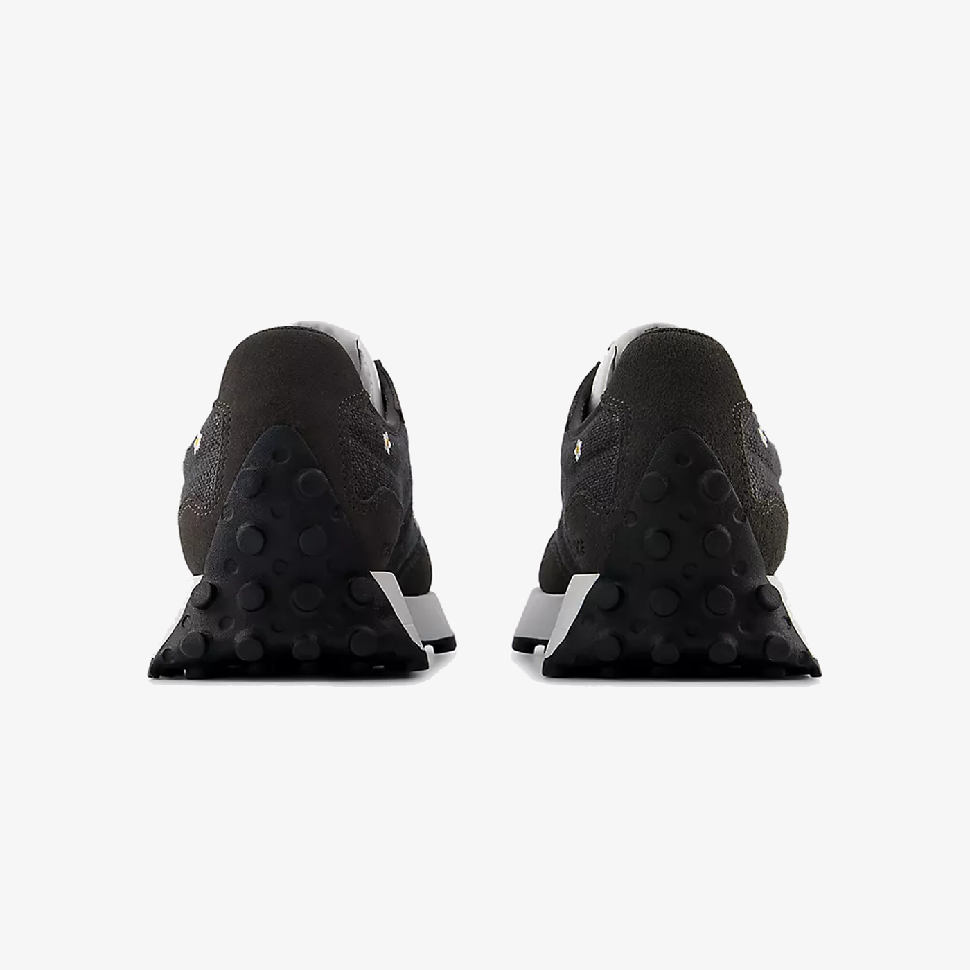 New Balance | 327 { BLACK CEMENT/WHITE