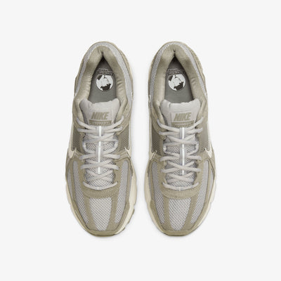 NIKE | ZOOM VOMERO 5 { DARK STUCCO/PHANTOM-LT SMOKE GREY