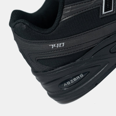 New Balance | 740 { BLACK/BLACK