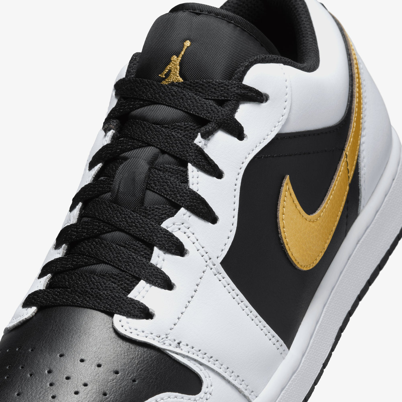 JORDAN | AIR JORDAN 1 LOW { WHITE/METALLIC GOLD-BLACK