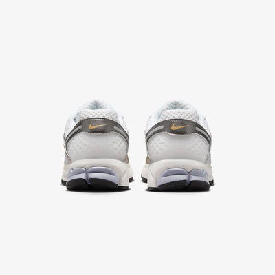 NIKE | ZOOM VOMERO 5 { PLATINUM TINT/WHITE-MTLC PEWTER