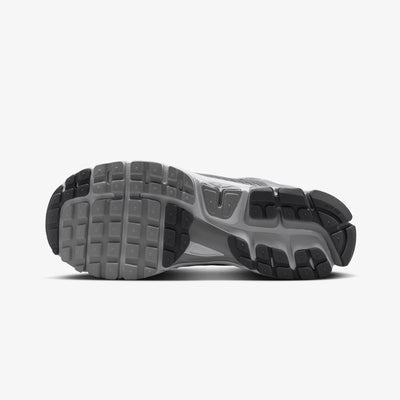 NIKE | ZOOM VOMERO 5 { WOLF GREY/WHITE-METALLIC SILVER