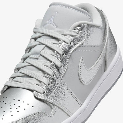 Jordan | AIR JORDAN 1 LOW SE  { METALLIC SILVER/PHOTON DUST-WOLF GREY