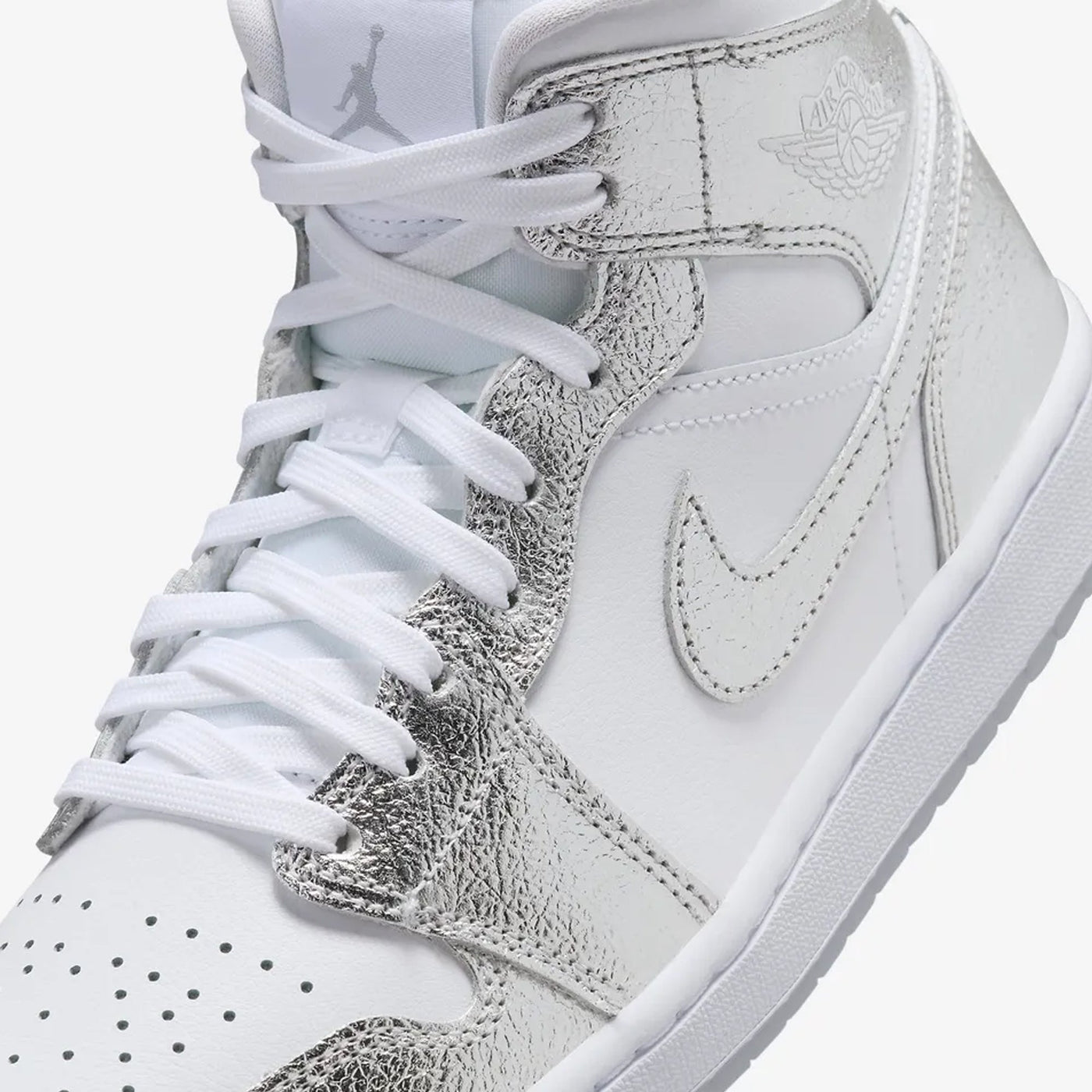 Jordan | AIR JORDAN 1 MID SE  { WHITE/METALLIC SILVER-WOLF GREY