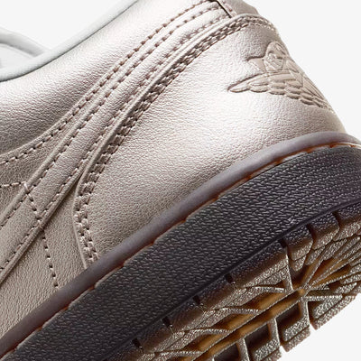 Jordan | AIR JORDAN 1 LOW SE { METALLIC ZINC/METALLIC ZINC-SUMMIT WHITE