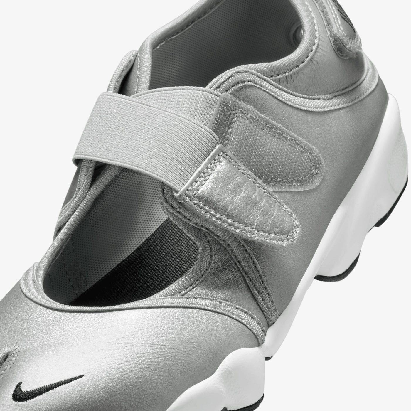 NIKE | AIR RIFT { METALLIC SILVER/SAIL-BLACK