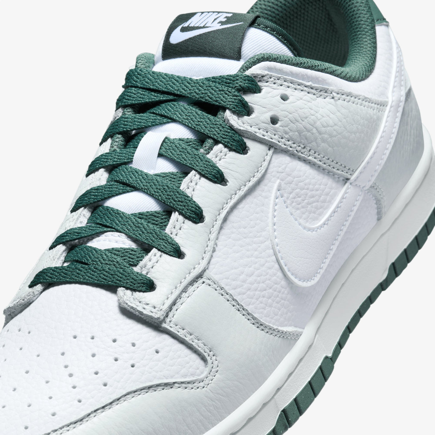 NIKE | DUNK LOW RETRO SE { PHOTON DUST/WHITE-VINTAGE GREEN