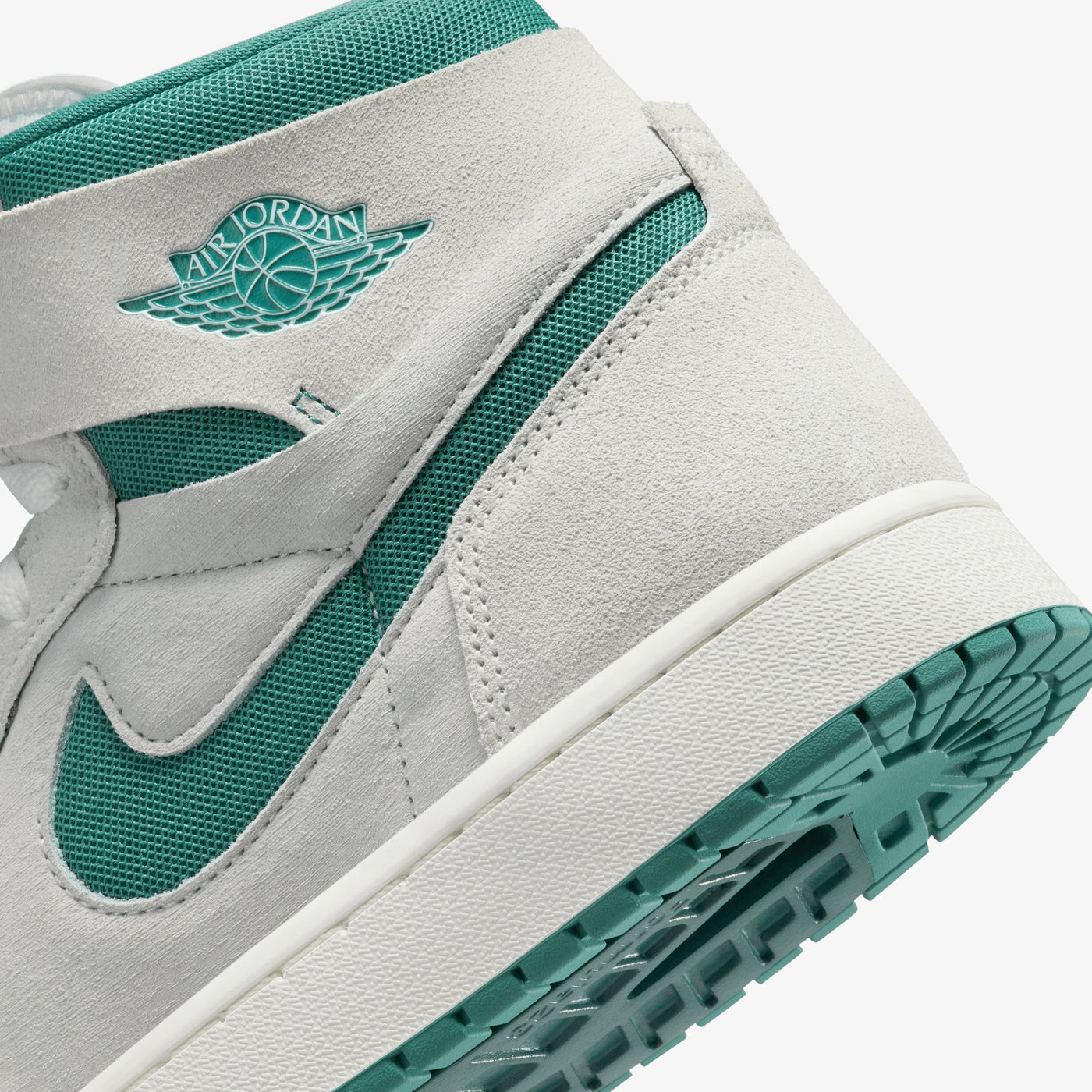Jordan | AIR JORDAN 1 ZOOM CMFT 2  { SUMMIT WHITE/BICOASTAL-OXIDIZED GREEN