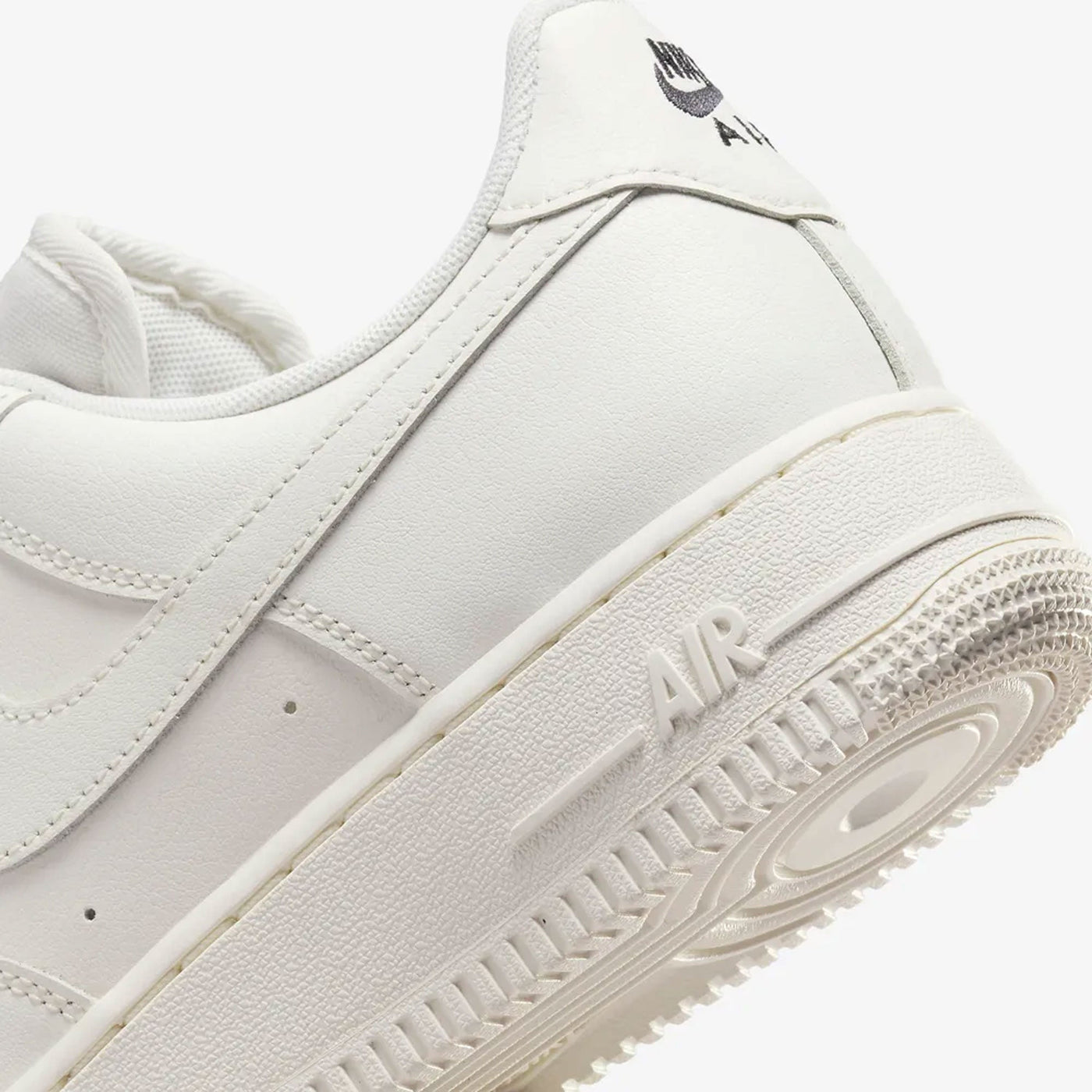 NIKE | AIR FORCE 1 '07 ESSENTIAL { SAIL/SAIL-BLACK