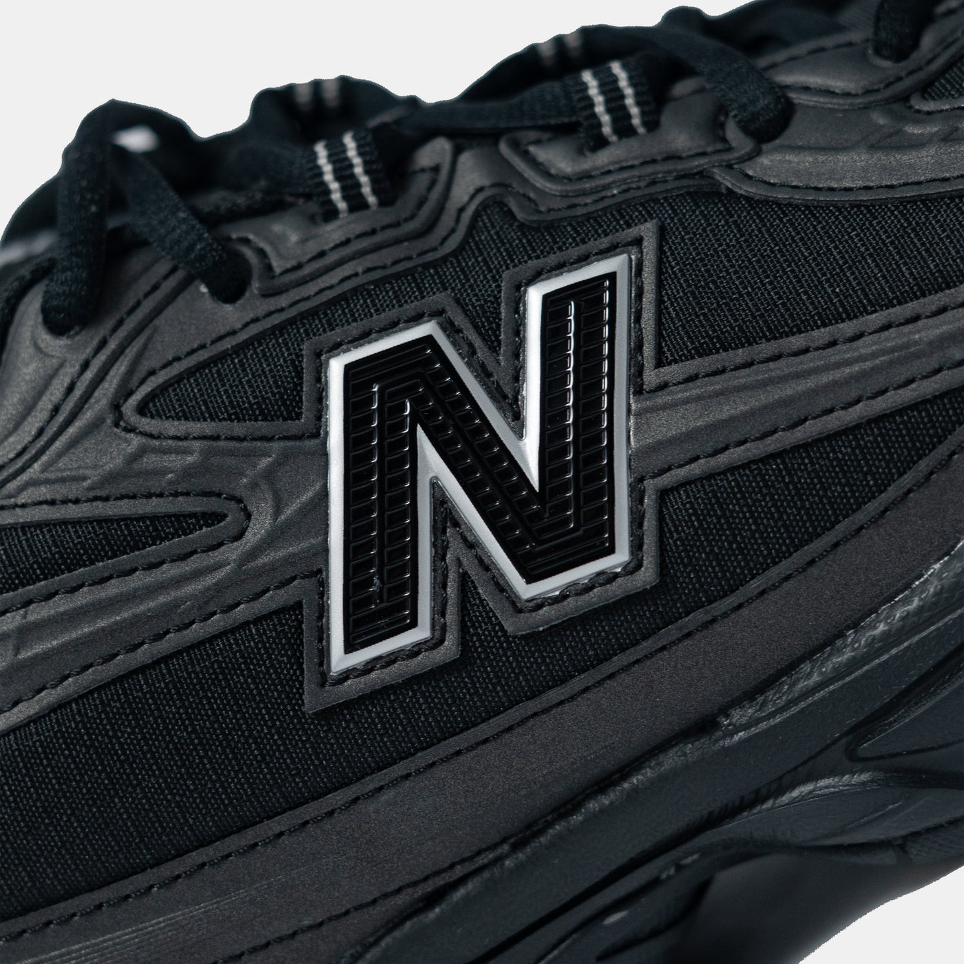 New Balance | 740 { BLACK/BLACK