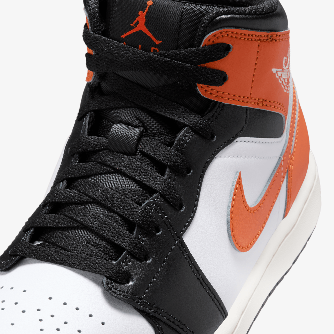 JORDAN | AIR JORDAN 1 MID { BLACK/STARFISH-WHITE-SAIL