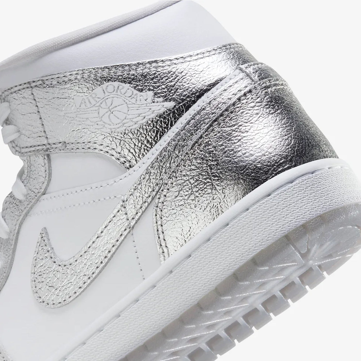 Jordan | AIR JORDAN 1 MID SE  { WHITE/METALLIC SILVER-WOLF GREY