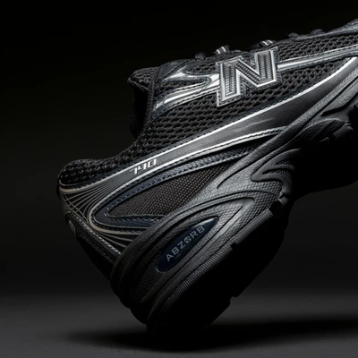 New Balance | 740 { BLACK/SILVER