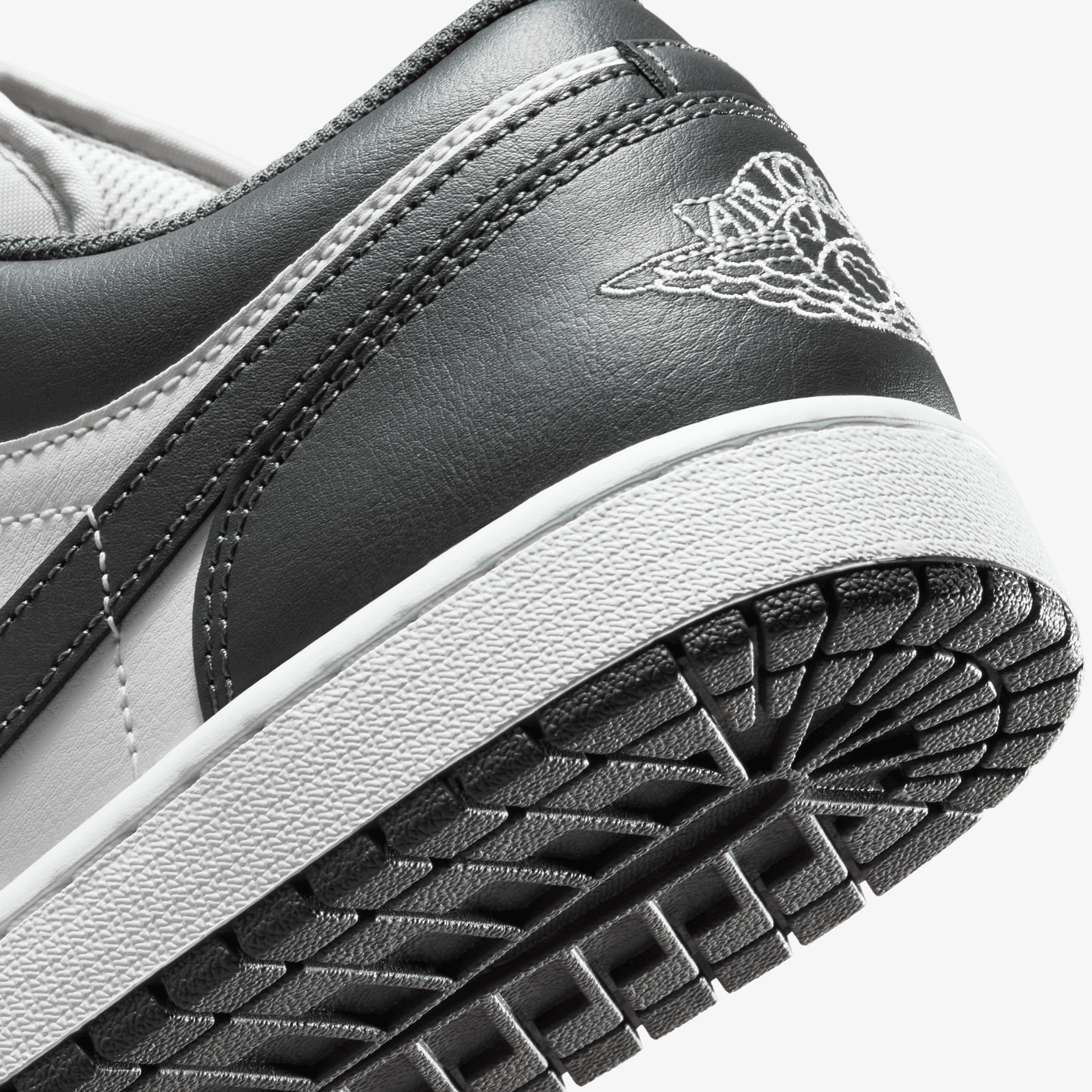 JORDAN | AIR JORDAN 1 LOW { IRON GREY/SUMMIT WHITE