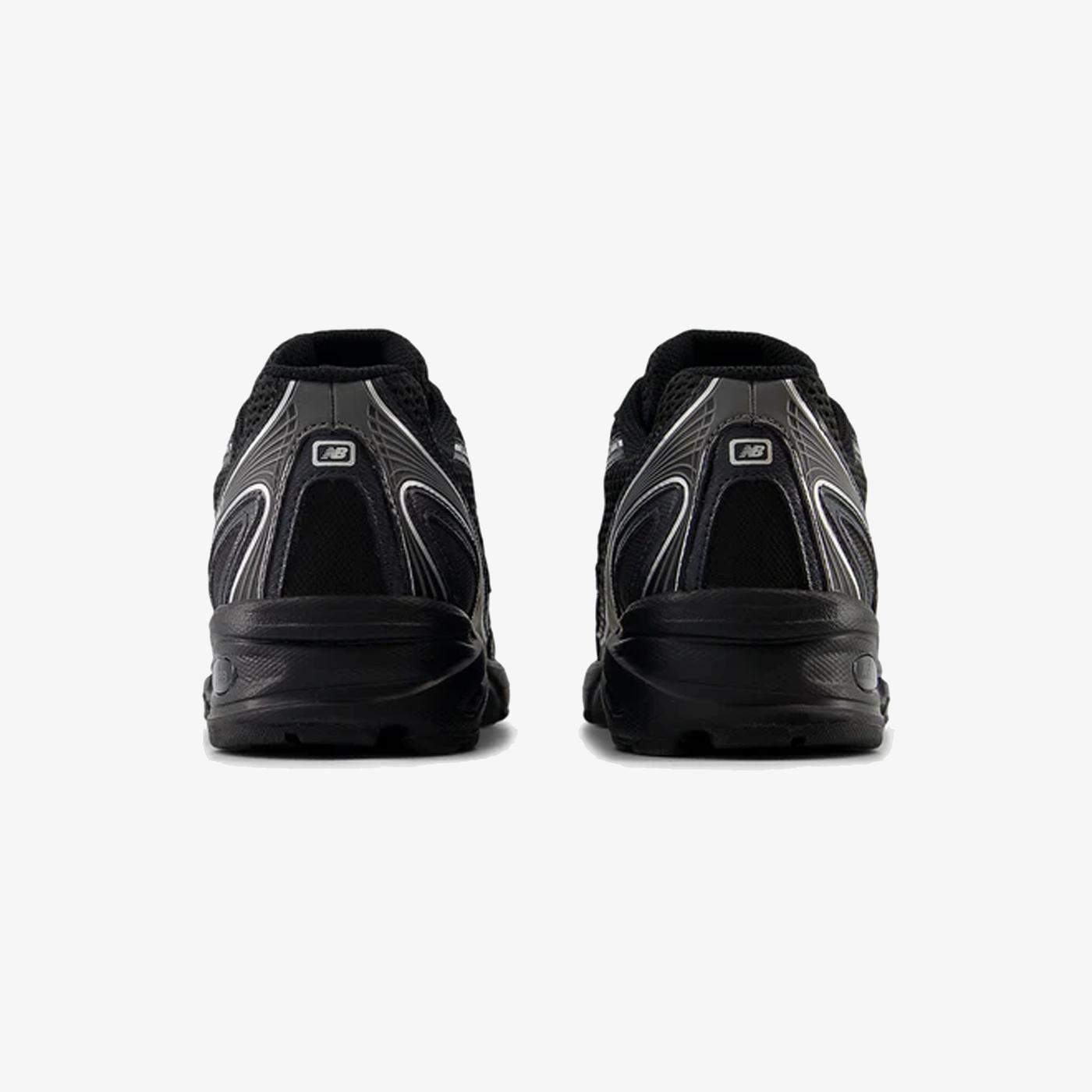 New Balance | 740 { BLACK/SILVER