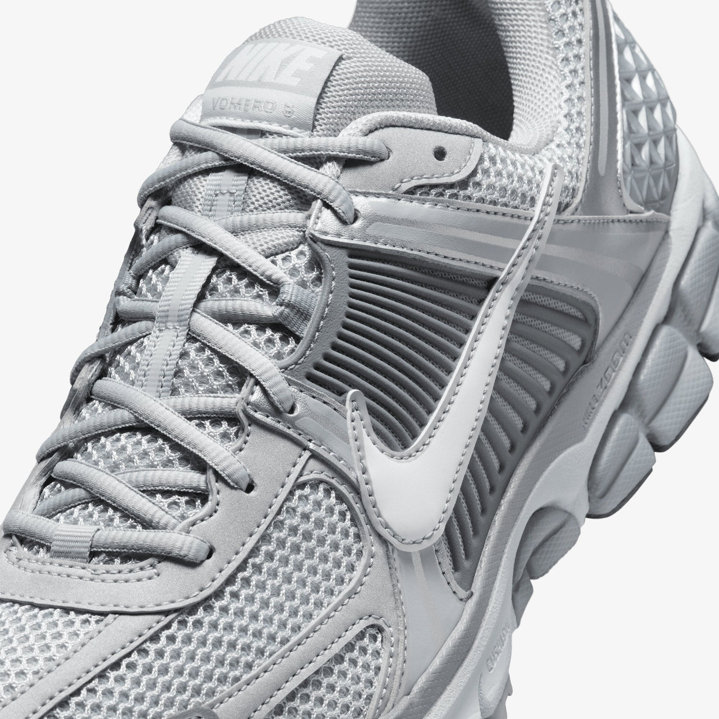 NIKE | ZOOM VOMERO 5 { WOLF GREY/WHITE-METALLIC SILVER