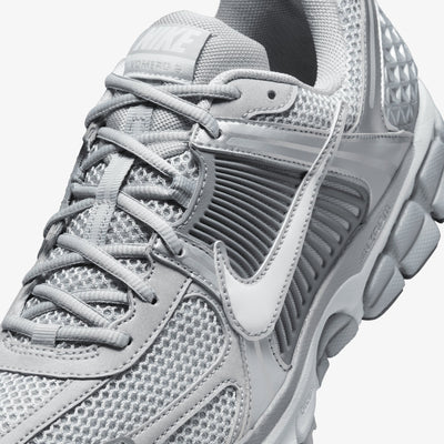 NIKE | ZOOM VOMERO 5 { WOLF GREY/WHITE-METALLIC SILVER
