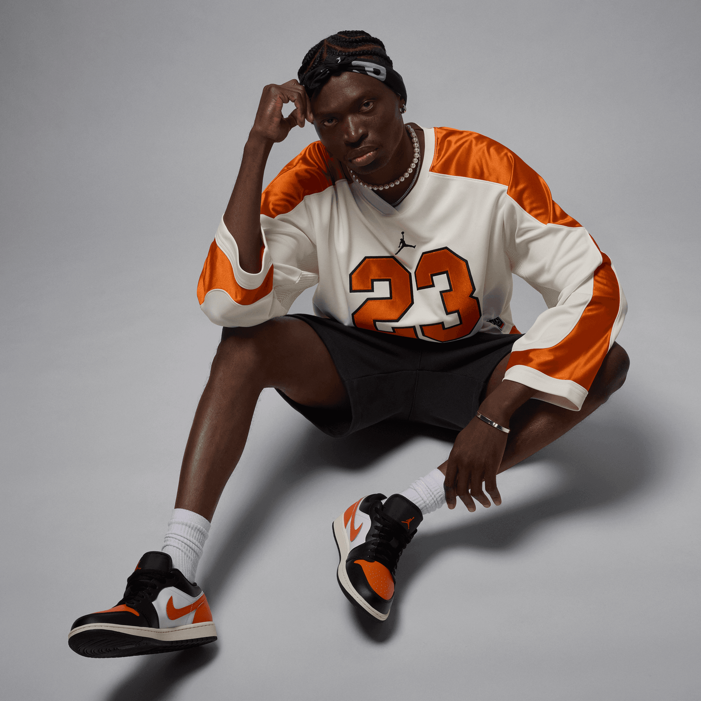 JORDAN | AIR JORDAN 1 LOW { BLACK/STARFISH-WHITE-SAIL